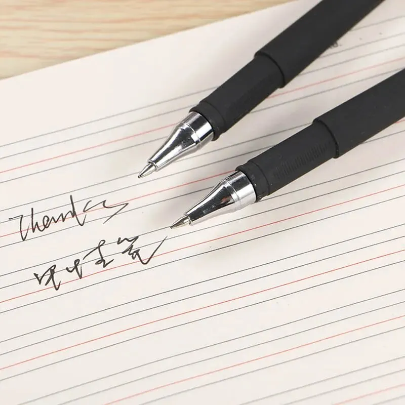 Zestaw 10 żelowych długopisów 0,5 mm z czarnym tuszem i matową końcówką. Płynne pisanie, precyzyjna linia i elegancki design.